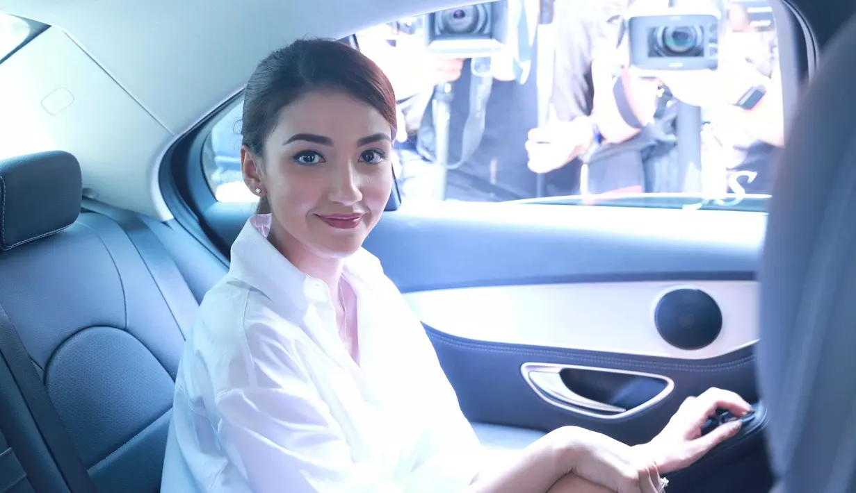 "Kekerasan fisik, ngancem anaknya juga. Misalnya 'saya sentil ya'. Marwa juga pernah dilempar kamper sama Arik. Marwa mengaku terakhir-terakhir ini sama saya," kata Silvia di Pengadilan Agama Cibinong, Bogor, Selasa (20/6). (Adrian Putra/Bintang.com)