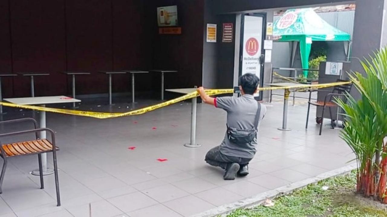 Penyegelan McDonald's dengan pemasangan garis polisi oleh Satgas Covid-19 Pekanbaru karena kerumunan BTS Meal.