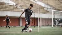Pemain muda PSS Sleman, Hokky Caraka yang sedang diseleksi dalam sesi latihan dengan para pemain seniornya. (Dok PSS Sleman)