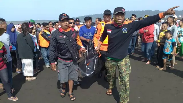 Almarhum Eza (8), korban tenggelam di Teluk Penyu, Cilacap, dievakuasi dan dibawa ke RSUD Cilacap lantas dipulangkan ke rumah duka di Wonosobo. (Liputan6.com/Basarnas/Muhamad Ridlo)