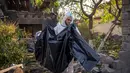 Seorang petugas darurat membawa kantong berisi jenazah warga sipil setelah sebuah panti jompo bagi lansia dan penyandang disabilitas mengalami kerusakan parah akibat serangan udara Rusia, di desa Myla, wilayah Kyiv, Ukraina, Sabtu, 29 Agustus 2026. (Foto AP/Dan Bashakov)
