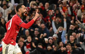Penyerang Manchester United asal Brasil #10, Matheus Cunha, merayakan gol pembuka yang membawa timnya unggul 1-0 dalam pertandingan Liga Inggris antara Manchester United dan Brighton and Hove Albion di Old Trafford, Manchester, Inggris barat laut, pada 25 Oktober 2025. (Oli SCARFF/AFP)