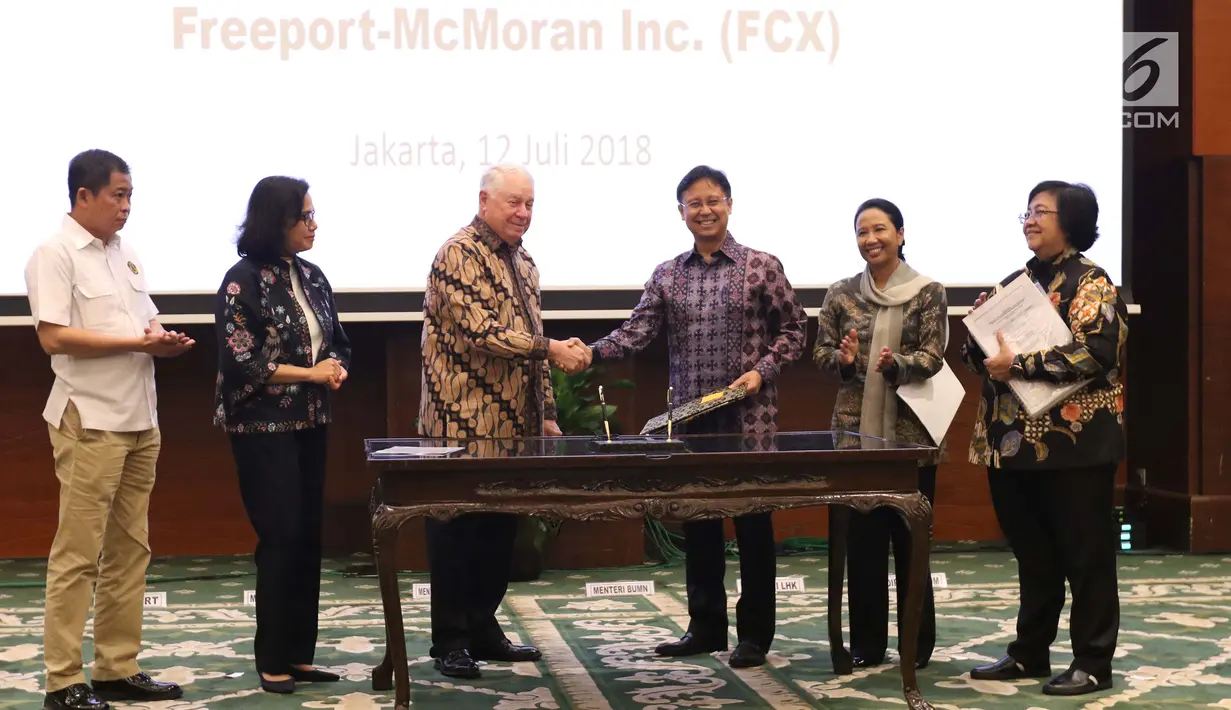 CEO PT Freeport Richard Adkerson (ketiga kiri) bersalaman dengan Direktur Utama Inalum Budi Gunadi Sadikin (ketiga kanan) usai Head of Agreement (HoA) pengambilalihan 51% saham PT Freeport Indonesia di Jakarta, Kamis (12/7). (Liputan6.com/Angga Yuniar)