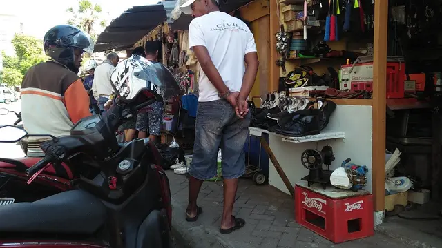 Serunya mencari barang bekas di pasar loakan di Makassar pada pagi hari (Liputan6.com/ Eka Hakim)