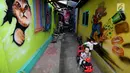 Dua orang anak bermain di Kampung Warna-warni Jodipan dan Kampung Tridi (3D) di pinggir Sungai Brantas, Tumenggungan Ledok, Blimbing, Kota Malang, Jawa Timur (29/7). (Liputan6.com/Johan Tallo)