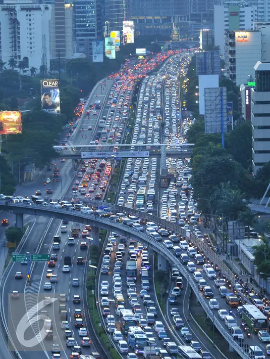 Kondisi Tol Dalam Kota arah Tol Cikampek menjelang libur panjang yang jatuh pada tanggal 5 dan 6 Mei, Jakarta, Rabu (4/5). Ribuan kendaraan terjebak macet di Kawasan Gatot Subroto. Foto diambil sekitar pukul 5 sore. (Liputan6.com/Gempur M Surya)
