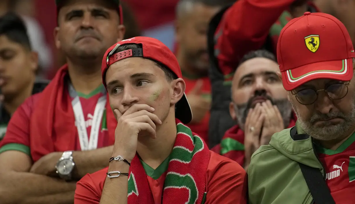 Reaksi suporter Maroko di akhir pertandingan setelah tim yang didukung kalah 0-2 dalam pertandingan sepak bola semifinal Piala Dunia Qatar 2022 antara Prancis dan Maroko di Stadion Al-Bayt di Al Khor, Doha, Qatar, Kamis (15/12/2022). Anak buah Walid Regragui harus berlapang dada dan mengakui kualitas permainan si juara bertahan Piala Dunia 2018. (AP Photo/Christophe Ena)