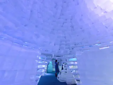 Seorang wisatawan mengunjungi Frost Magical Ice of Siam di Provinsi Chon Buri, Thailand, pada 1 Desember 2020. Suhu di Frost Magical Ice of Siam, yang mencakup area seluas 30.000 meter persegi, dijaga pada angka minus 10 derajat Celsius. (Xinhua/Rachen Sageamsak)