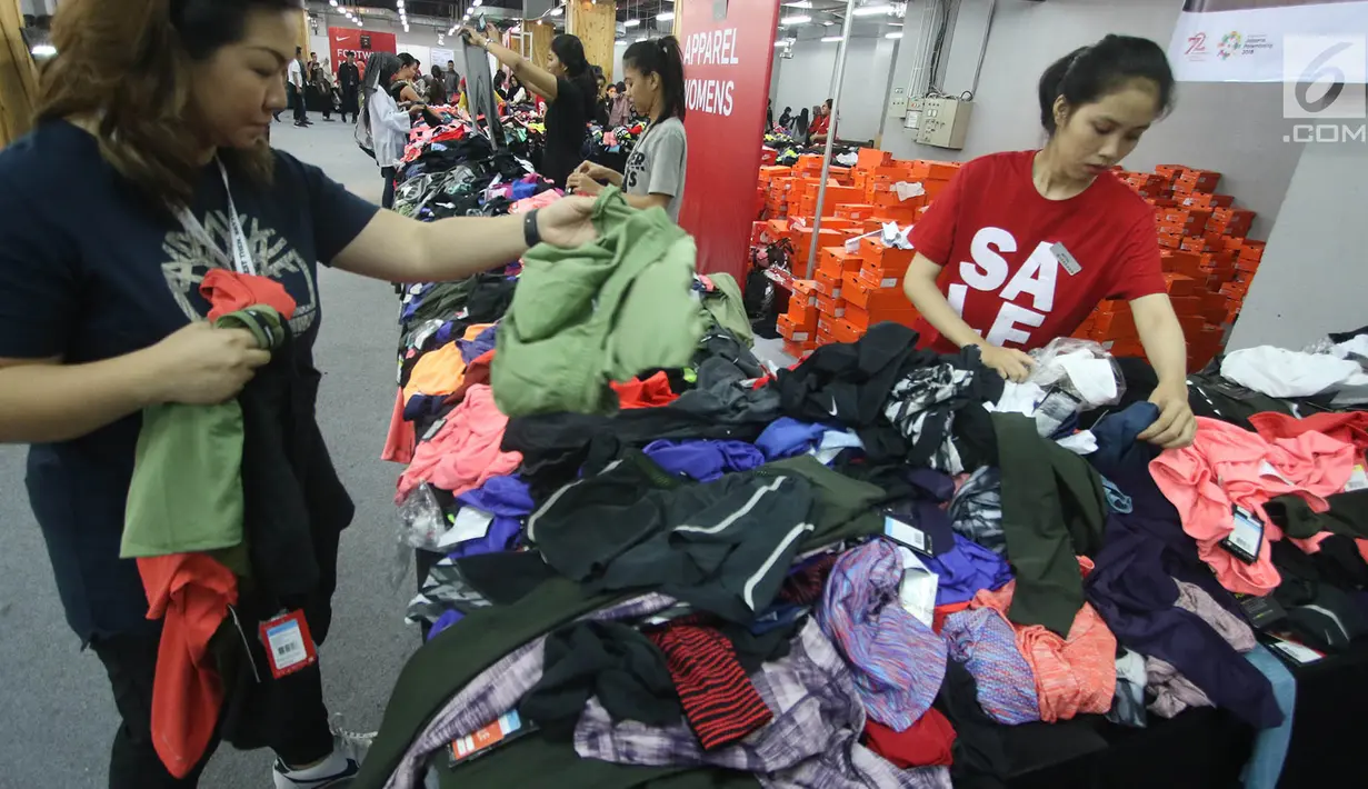 Pengunjung memilih produk yang ditawarkan dalam Nike Bazaar di Mal Grand Indonesia, Jakarta, Rabu (23/8). Nike memberi diskon hingga mencapai 90 persen pada acara yang berlangsung sejak 21 hingga 27 Agustus 2017 mendatang. (Liputan6.com/Immanuel Antonius)