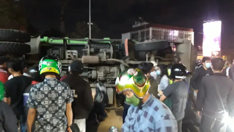 Truk tanah yang terguling di Jalan Raya Serpong, Tangerang Selatan