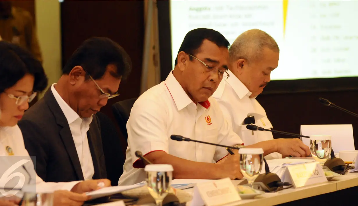 Ketua KONI Pusat, Tono Suratman (ketiga kiri) saat mengikuti rakor tingkat menteri di kantor Kemenko PMK, Jakarta, Senin (20/2). Rapat membahas persiapan pelaksanaan Asian Games 2018 di Jakarta dan Palembang. (Liputan6.com/Helmi Fithriansyah)
