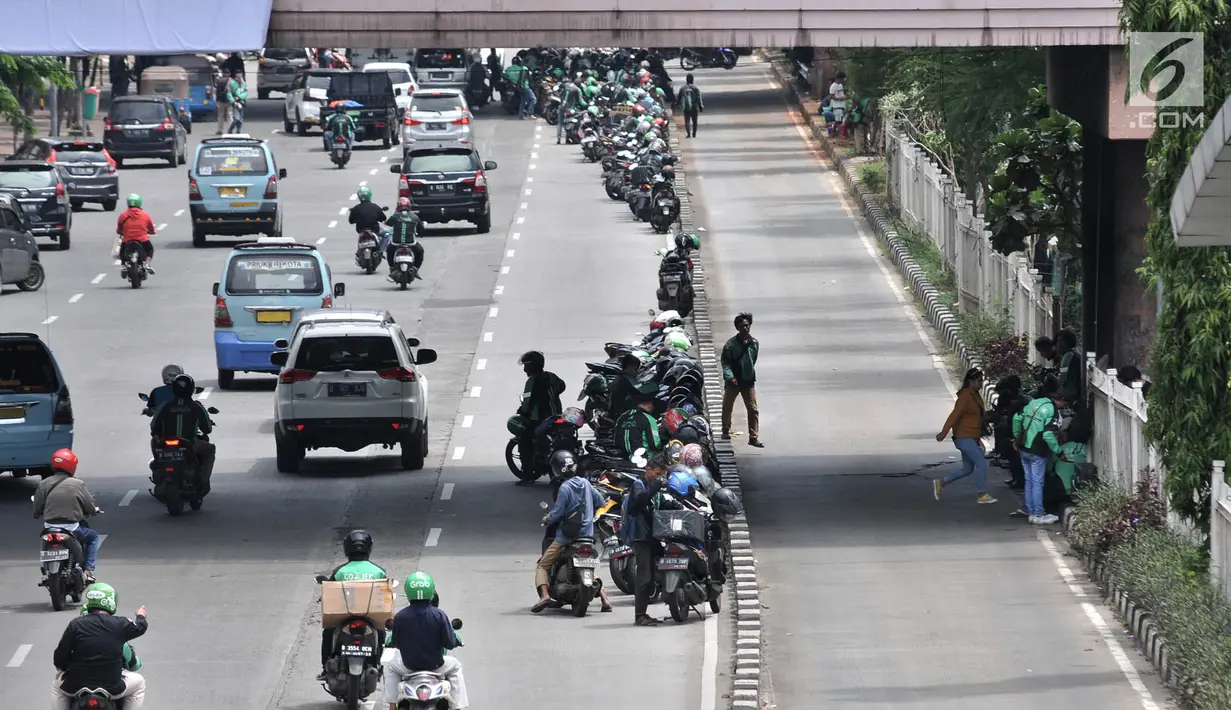 Puluhan sepeda motor milik pengendara ojek online saat parkir di badan jalan kawasan Mangga Dua, Jakarta, Selasa (23/4). Kurangnya pengawasan petugas dan tidak disiplinnya pengendara ojek online menyebabkan kemacetan kendaraan yang melintas di kawasan tersebut. (merdeka.com/Iqbal S. Nugroho)