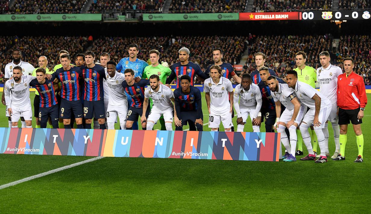 Starting XI Barcelona dan Real Madrid berfoto bersama sebelum laga pekan ke-26 Liga Spanyol 2022/2023 di Camp Nou, Barcelona, Senin (20/03/2023). Blaugrana menang dengan skor 2-1 pada pertandingan yang bertajuk El Classico tersebut. (AFP/Josep Lago)