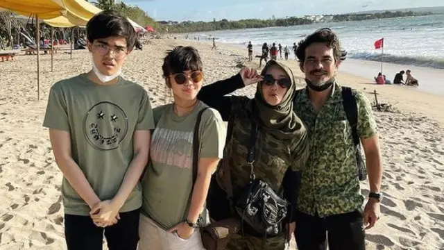 Rina Gunawan dan keluarga