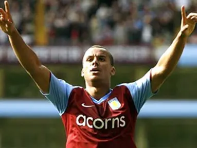 Aston Villa's Gabriel Agbonlahor postures after scoring his third goal against Manchester City during a Barclays Premier League game at Villa Park in Birmingham, on August 17 , 2008. AFP PHOTO/IAN KINGTON