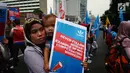 Seorang buruh membawa anak saat melakukan aksi di depan Kedutaan besar Jerman di Jakarta, Selasa (18/7). Mereka menuntut PT Panarub Dwikarya karena dinilai telah berlaku tidak adil pada buruh yang bekerja di perusahan tersebut. (Liputan6.com/Angga Yuniar)