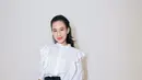 Tak hanya mengenakan brand lokal, di acara kasual, Shenina pun mengenakan outfit serba Chanel. Dari atasan putih ruffle lengan balon dipadukan mini skirt pleated hitam dan mengenakan belt rantainya. Ia pun membawa tas Chanel hitam dan mengenakan boots putih. [@sheninacinnamon]