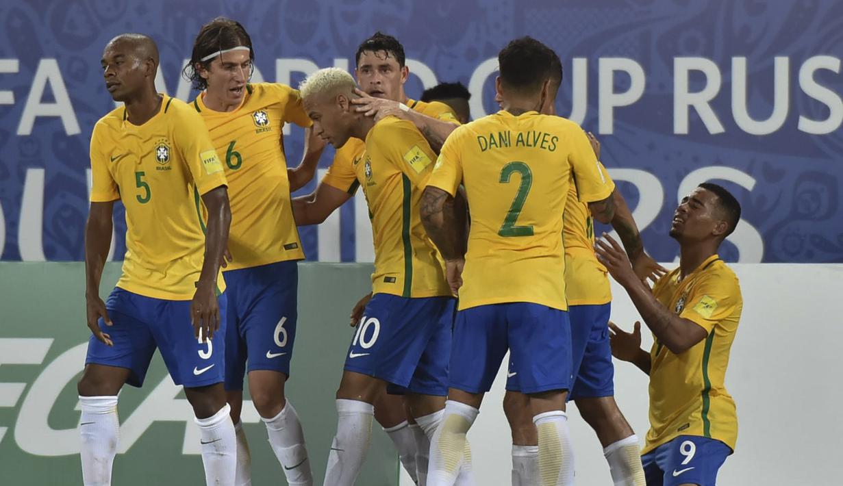 Para pemain Brasil merayakan gol saat melawan Bolivia pada laga kualifikasi Piala Dunia 2018 di Dunas Arena Stadium, Natal, Brasil, (7/10/2016). Brasil menang 5-0.  (AFP/Nelson Almeida)