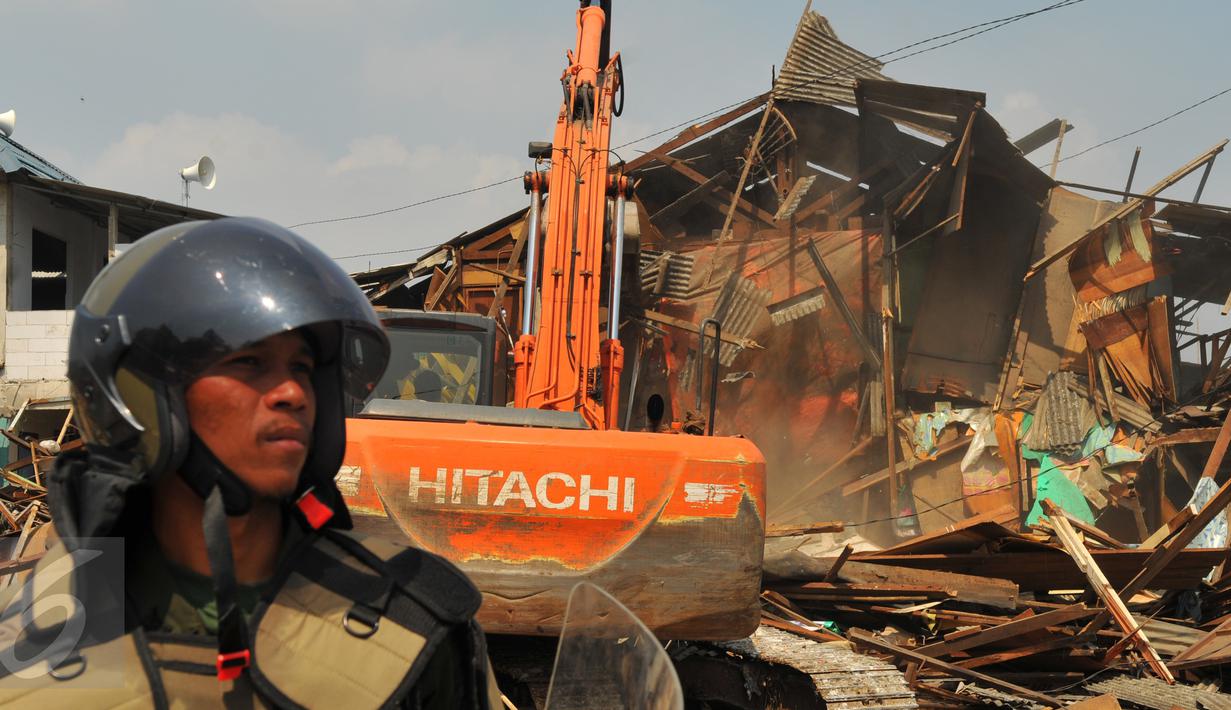 Alat berat digunakan untuk membongkar rumah liar yang berada di kawasan Tanah Tinggi, Tangerang, Selasa, (14/3). Sejumlah rumah tersebut berdiri di tanah milik PT.KAI dan Kemenkumham. (Liputan6.com/Faisal R Syam)