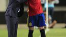 Pelatih Spanyol, Julen Lopetegui (kiri) memberikan instruksi kepada Gerard Pique pada laga Persahabatan di Estadio Nueva Condomina, Murcia, Spanyol (7/6/2017). (AP/Alberto Saiz)