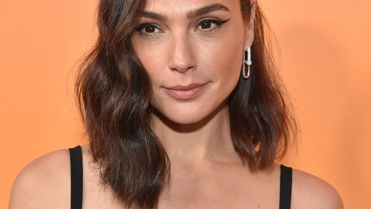 Pesona Gal Gadot Kenakan Dress Motif Zebra, Makin Cantik