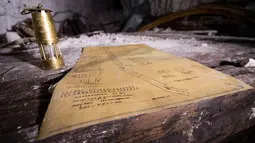 Sebuah sketsa bangunan terowangan terdapat di terowongan Fan Bay Deep Shelter, tepat di bawah White Cliffs of Dover, Inggris, Kamis (23/7/2015). Terowongan jejak Perang Dunia II ini ditemukan pada tahun 2012. (AFP/Leon Neal)