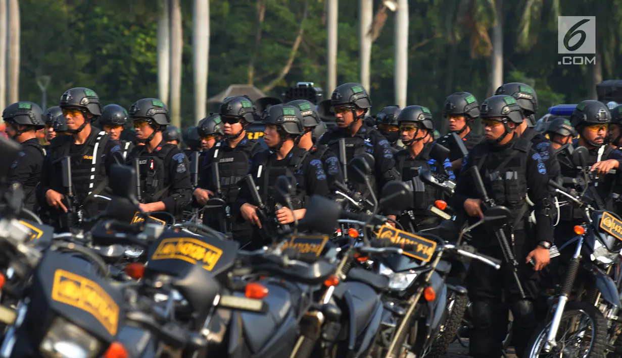 Anggota Korps Brimob mengikuti apel bersama di Lapangan Silang Monas, Jakarta, Kamis (13/6/2019). Apel konsolidasi Operasi Ketupat 2019 dan pengamanan sidang gugatan Pilpres itu diikuti personel Polri, TNI, Satpol PP DKI Jakarta, Dishub DKI Jakarta, dan pemadam kebakaran. (merdeka.com/Imam Buhori)