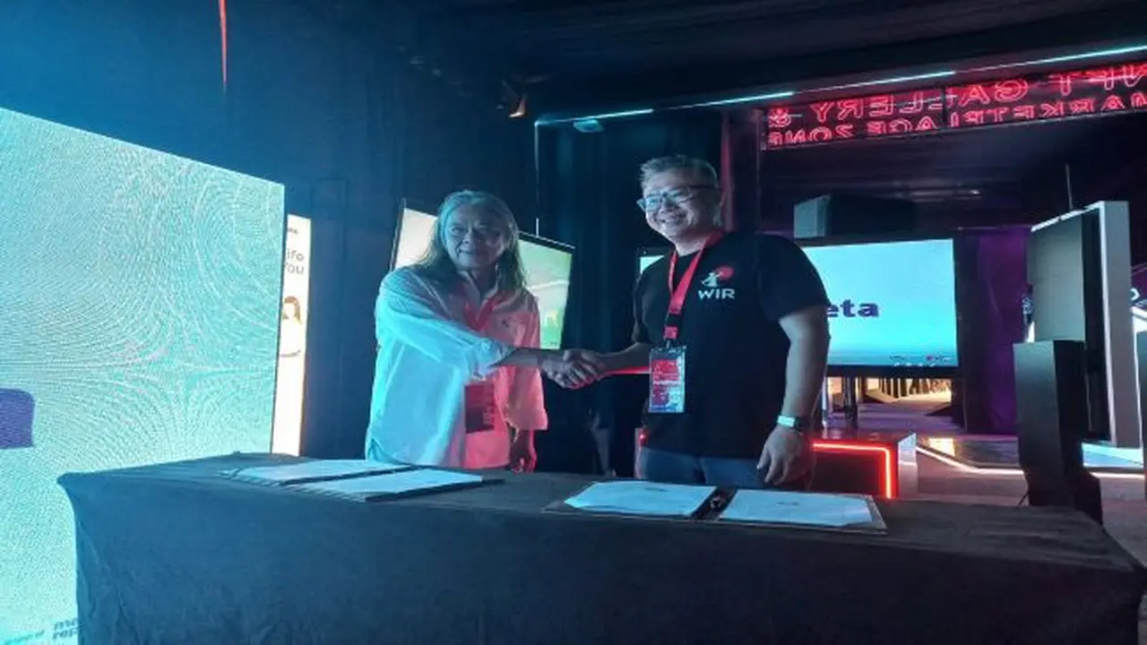 Penandatanganan master service agreement Executive Chairman and Co Founder WIR Group Daniel Surya dengan CEO DCI Indonesia Toto Sugir, Rabu, 31 Agustus 2022 (Foto: Liputan6.com/Elga N)
