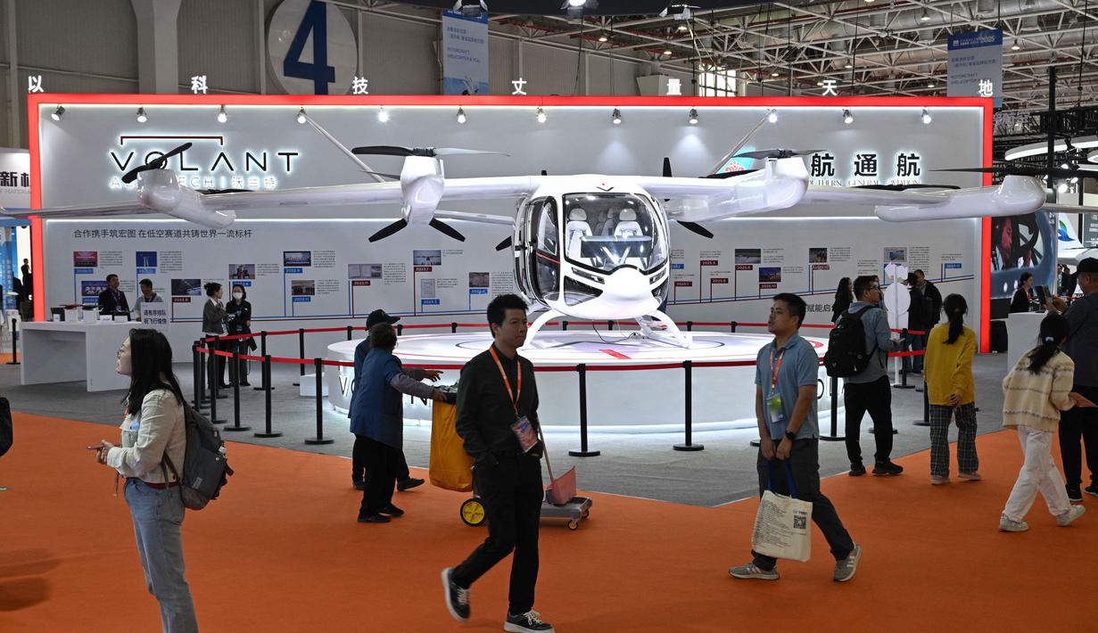 Ada 170 pesawat dipamerkan di area seluas 60.000 meter persegi. Tampak dalam foto, pengunjung terlihat selama Aero Asia 2025 di Zhuhai, Provinsi Guangdong, Tiongkok selatan, pada Kamis 27 November 2025. (Hector RETAMAL/AFP)