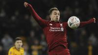 Gelandang Liverpool, Xherdan Shaqiri, mengontrol bola saat melawan Wolverhampton Wanderers pada laga Piala FA di Stadion Molineux, Senin (7/1). Liverpool takluk 1-2 dari Wolverhampton Wanderers. (AP/Rui Vieira)