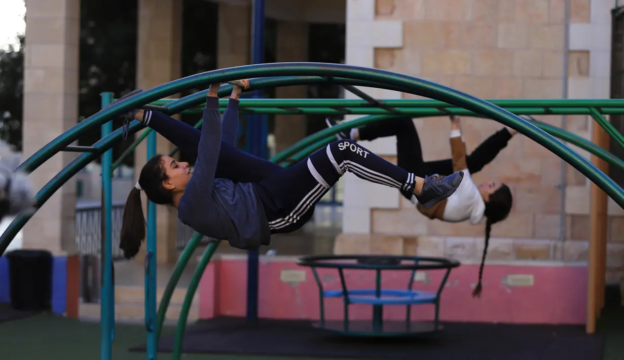 Sejumlah wanita muda Palestina berlatih parkour di Kota Betlehem, Tepi Barat (30/11/2020). (Xinhua/Mamoun Wazwaz)
