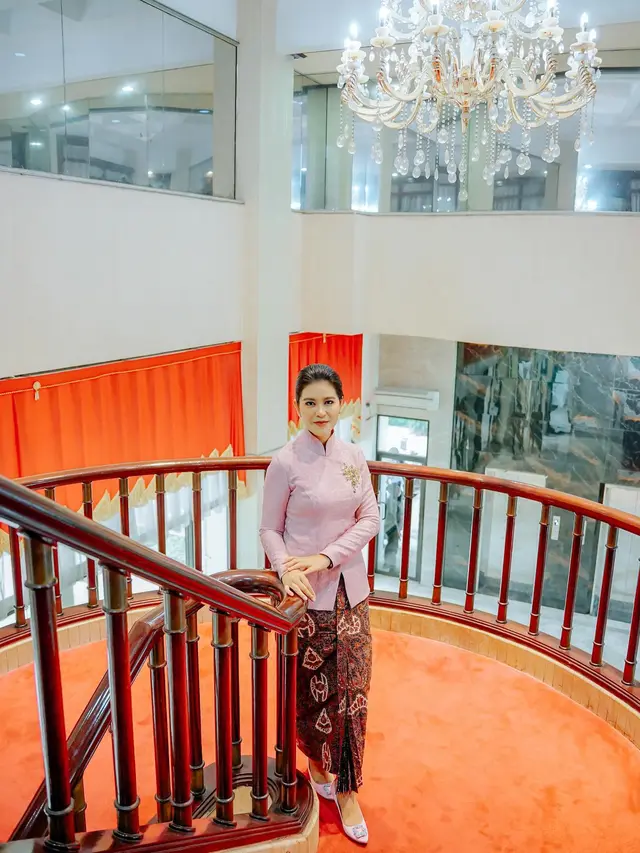 7 Potret Terbaru Kahiyang Ayu yang Makin Langsing, Dipuji Bak ABG
