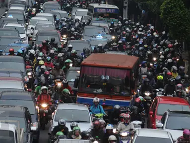 Kondisi arus lalu lintas saat jam pulang kerja di Jalan Gatot Subroto, Jakarta, Senin (24/10). Study on Integrated Transportation Master Plan Phase II mengungkapkan kemacetan menimbulkan kerugian Rp 75 triliun per tahun. (Liputan6.com/Helmi Fithriansyah)