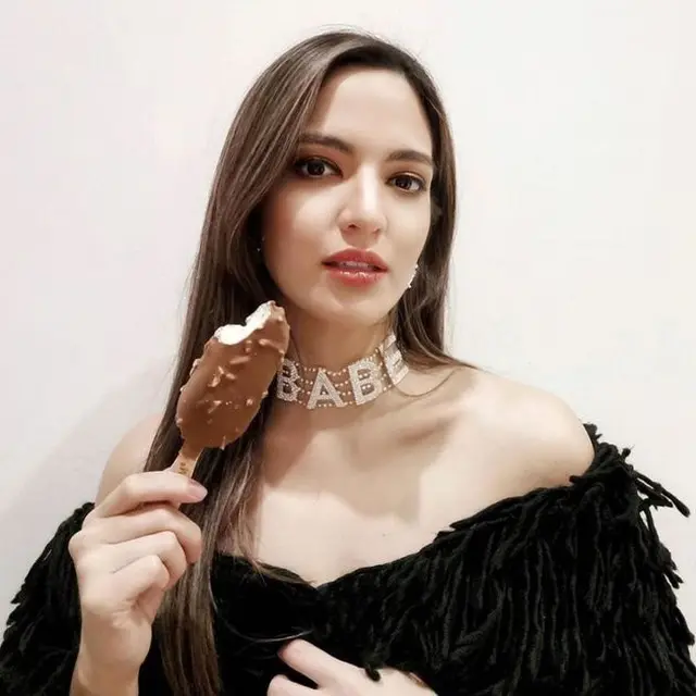 7 Potret Nia Ramadhani dengan Kalung Unik yang Curi Perhatian