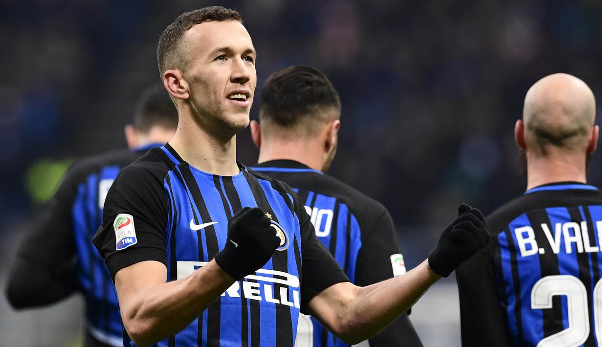 Gelandang Inter Milan, Ivan Perisic, merayakan gol yang dicetaknya ke gawang Chievo pada laga Serie A Italia di Stadion San Siro, Milan, Minggu (3/11/2017). Inter menang 5-0 atas Chievo. (AFP/Miguel Medina)