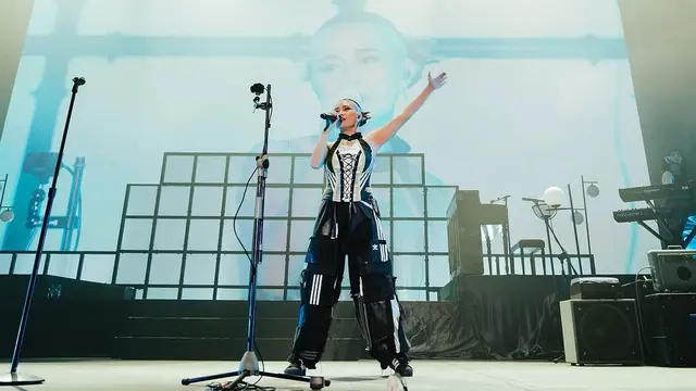 Potret NIKI Sukses Gelar Konser 'Buzz World Tour' di Jakarta (credit: instagram/nikizefanya)