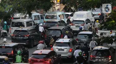 Sejumlah kendaraan bermotor terjebak kemacetan di kawasan Kampung Melayu,  Jakarta, Rabu (12/7/2023). (merdeka.com/imam buhori)