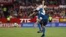 Duel pemain Real Madrid, Nacho dan pemain Sevilla, Escudero (atas) pada laga La Liga Santander di Sanchez Pizjuan stadium, Seville, (9/5/2018). Madrid kalah 2-3 dari Sevilla.  (AP/Miguel Morenatti)