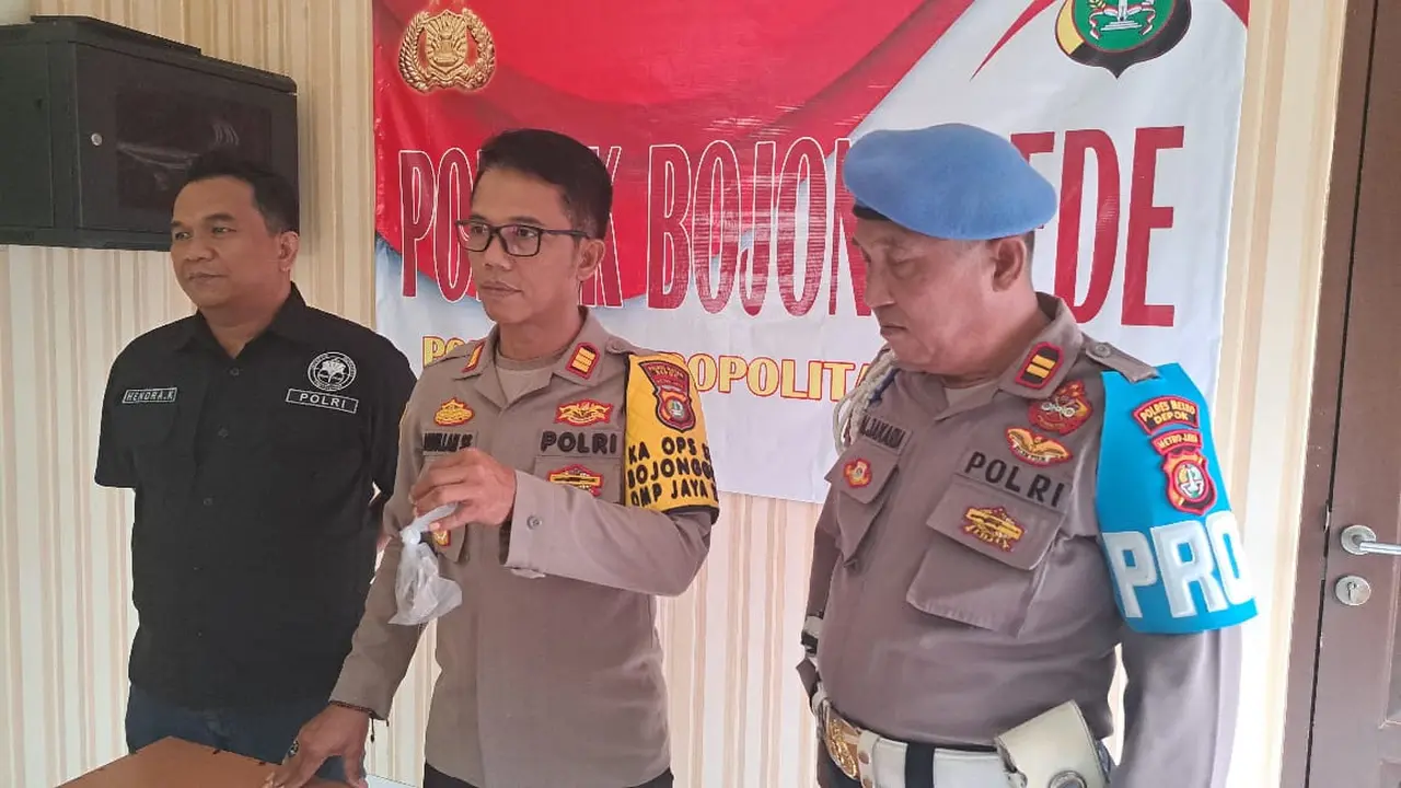Kapolsek Bojonggede, AKP Abdullah memperlihatkan barang bukti berupa pisau cutter yang digunakan tersangka menyayat korban. (Humas Polres Metro Depok)
