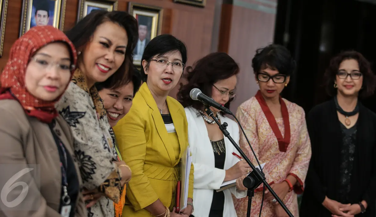 Panitia Seleksi (Pansel) calon pimpinan KPK saat menggelar konferensi pers di Gedung Sekretariat Negara, Jakarta, Selasa (23/6/2015). Pansel mengumumkan bahwa masa pendaftaran calon Pimpinan KPK diperpanjang hingga awal Juli. (Liputan6.com/Faizal Fanani)
