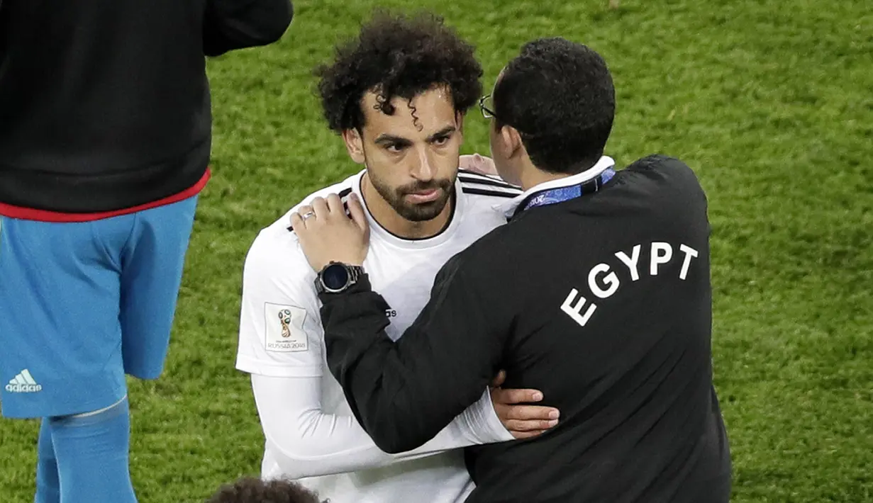 Striker Mesir, Mohamed Salah, meninggalkan lapangan usai ditaklukkan Rusia pada laga Piala Dunia 2018 di Stadion Krestovsky, Saint-Petersburg, Rabu (20/6/2018). Rusia menang 3-1 atas Mesir. (AP/Dmitri Lovetsky)