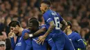 Pemain Chelsea, Alvaro Morata bersama rekan setimnya merayakan gol ke gawang Bournemouth pada laga perempat final, di Stadion Stamford Bridge, Kamis (21/12). Morata menjadi penentu kemenangan Chelsea atas AFC Bournemouth 2-1. (AP/Alastair Grant)