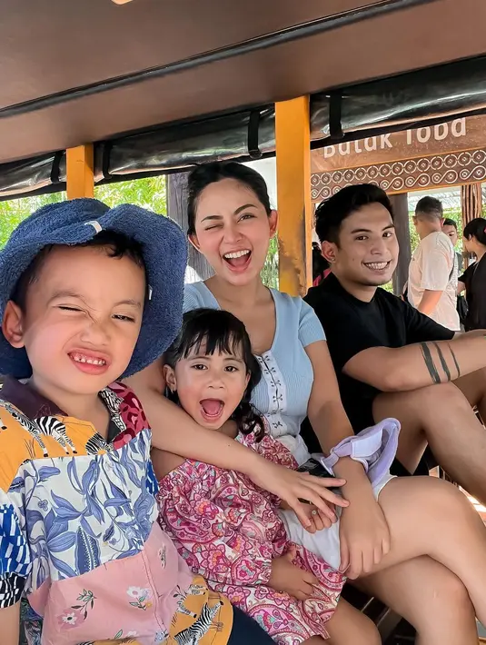 Potret bahagia anak-anak Okin liburan bersama dengan kedua orang tua. Mantan pasangan suami istri ini membawa anak-anaknya ke Bali Zoo di Bali. [Instagram/rachelvennya]