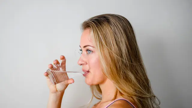 Menghidrasi tubuh dengan minum yang cukup