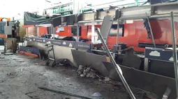 Kerusakan terlihat di dalam terminal keberangkatan di bandara Zaventem, Brussels, Belgia, Selasa (29/3/2016). Hingga kini, otoritas Bandara Zaventem belum akan membuka pelayanannya pasca serangan bom pada 22 Maret lalu. (Het Nieuwsblad via REUTERS)