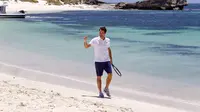 Petenis Roger Federer berjalan di tepi pantai Pulau Rottnest pada 2017. (dok. TONY ASHBY / AFP)