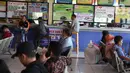Suasana loket penjualan tiket bus di Terminal Kampung Rambutan Jakarta, Kamis (24/3/2022). Pemerintah memastikan bahwa masyarakat diperbolehkan mudik Lebaran tahun 2022 dengan syarat sudah mendapatkan vaksin dosis lengkap dan ketiga atau booster. (Liputan6.com/Herman Zakharia)