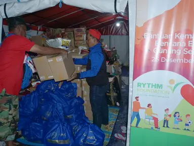 Relawan QNET mendistribusikan bantuan makanan kepada warga terdampak erupsi Gunung Semeru di Kabupaten Lumajang, Jawa Timur (25/12/2021). Bantuan ini merupakan perwujudan filosofi yang diusung QNET, Raise Yourself To Help Mankind (RYTHM). (Liputan6.com/HO/QNET)