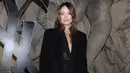 <p>Olivia Wilde juga serba hitam dengan v-neck mindress transparan dan suede long coat [instagram/thegirl_russia]</p>