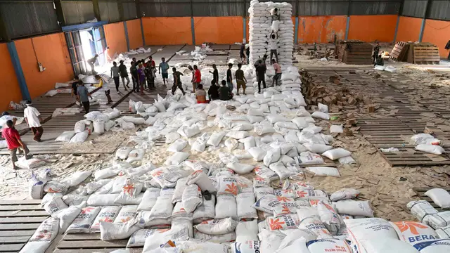Warga Terima Bantuan Beras Gratis dari Gudang Bulog Sarudik Tapanuli Tengah